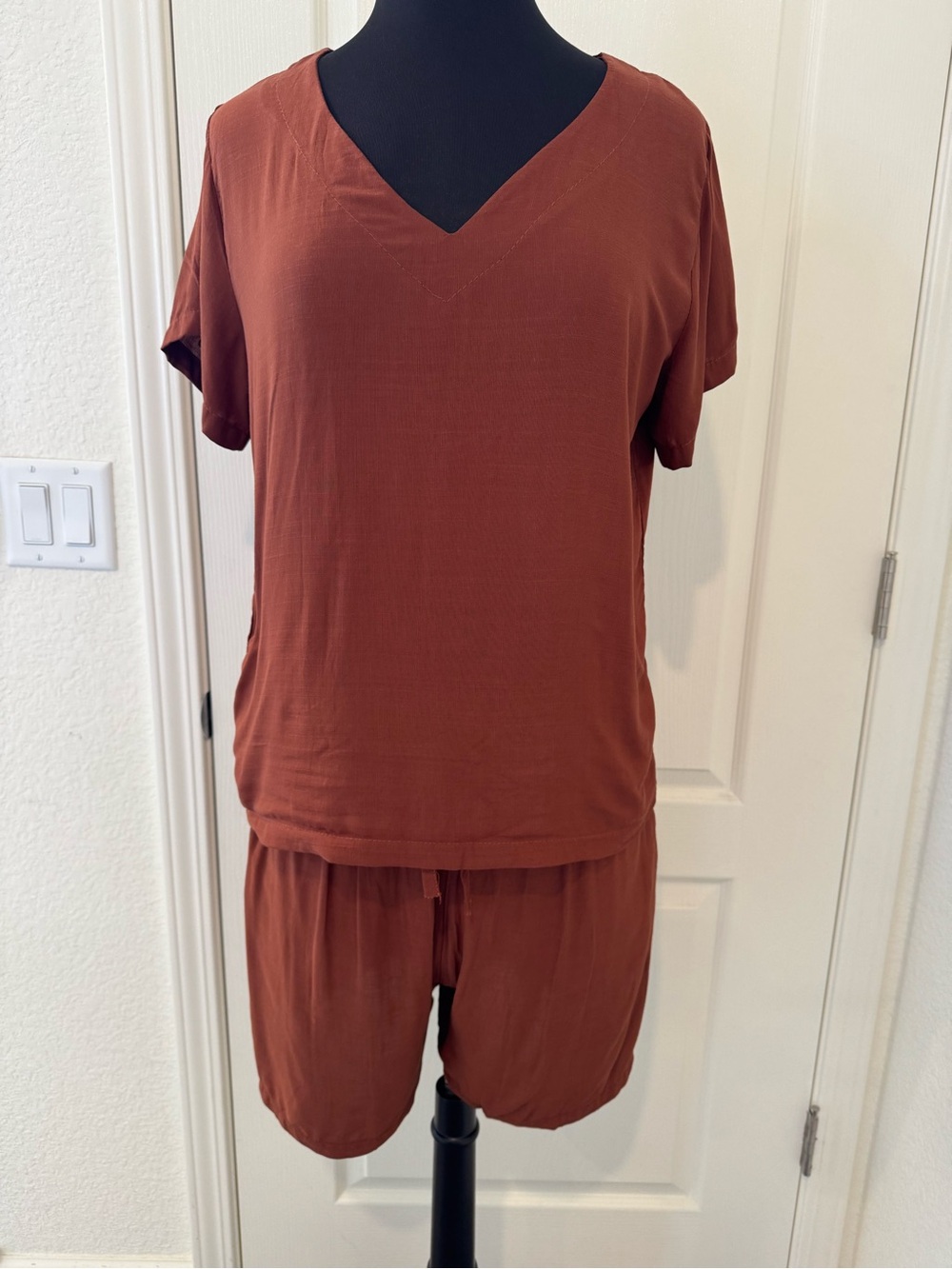 Rust V-Neck Top and Drawstring Shorts Set - Picture 2 of 6